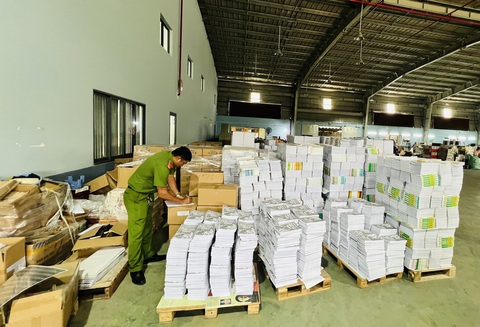 Cơ quan chức năng bắt quả tang lượng sách in lậu lớn tại TP.HCM ngày 9-10 - Ảnh: QUANG VIỆT Cơ quan chức năng bắt quả tang lượng sách in lậu lớn tại TP.HCM ngày 9-10 - Ảnh: QUANG VIỆT