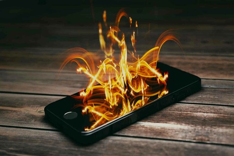 iPhone 15 quá nóng khi sạc trên ô tô: Hóa ra hiện tượng thường thấy, Apple hứa hẹn sửa lỗi - Ảnh 1. Hàng loạt chủ xe báo cáo về hiện tượng iPhone trở nên quá nóng khi sạc không dây trên ô tô - Ảnh minh họa: ESR