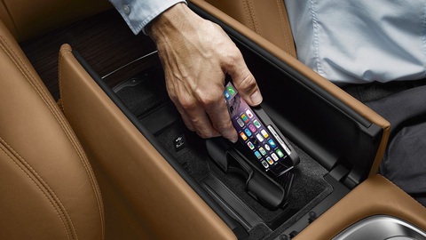 iPhone 15 quá nóng khi sạc trên ô tô: Hóa ra hiện tượng thường thấy, Apple hứa hẹn sửa lỗi - Ảnh 3. Dù điện thoại nóng lên khi sạc là bình thường, nhưng nóng đến mức gây lỗi chip là vấn đề khác. Do đó, tốt nhất chủ xe nên sử dụng sạc có dây trong lúc chờ Apple lên tiếng - Ảnh: DriveSpark