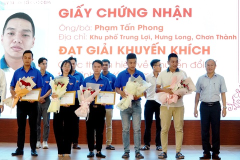 Bình Phước: Hàng ngàn người dự cuộc thi tìm hiểu về chuyển đổi số - Ảnh 2. Ông Nguyễn Minh Quang, giám đốc Sở Thông tin và Truyền thông tỉnh Bình Phước (bìa phải), trao thưởng cho tập thể, cá nhân có thành tích cao trong hội thi tìm hiểu chuyển đổi số - Ảnh: A.B.
