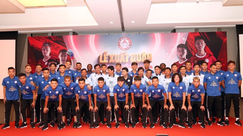 CLB TP.HCM tự tin đặt chỉ tiêu tốp 5 ở V-League 2023-2024 - Ảnh 3. Ban huấn luyện cùng các cầu thủ CLB TP.HCM tại lễ xuất quân - Ảnh: CAO TOÀN