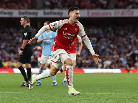 Martinelli ghi bàn thắng duy nhất ở phút 86 giúp Arsenal vượt lên trên Man City sau 8 vòng Premier League 2023 - 2024 - Ảnh: REUTERS Martinelli ghi bàn thắng duy nhất ở phút 86 giúp Arsenal vượt lên trên Man City sau 8 vòng Premier League 2023 - 2024 - Ảnh: REUTERS