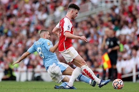 Mateo Kovacic trong pha tắc bóng Declan Rice bên phía Arsenal nhưng không nhận thẻ phạt nào - Ảnh: SKYSPORTS Mateo Kovacic trong pha tắc bóng Declan Rice bên phía Arsenal nhưng không nhận thẻ phạt nào - Ảnh: SKYSPORTS
