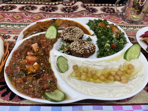 Mezze platter - đĩa khai vị gồm những món đặc trưng vùng Trung Đông như hummus, moutabal, falafel, salad tabbouleh, và cà tím - Ảnh: NGỌC ĐÔNG Mezze platter - đĩa khai vị gồm những món đặc trưng vùng Trung Đông như hummus, moutabal, falafel, salad tabbouleh, và cà tím - Ảnh: NGỌC ĐÔNG