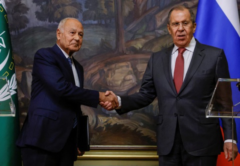 Nga kêu gọi giải pháp hai nhà nước cho hòa bình Israel, Palestine - Ảnh 1. Ngoại trưởng Nga Sergei Lavrov (phải) trong cuộc họp báo chung với Tổng thư ký Liên đoàn Ả Rập Aboul Gheit ngày 9-10 - Ảnh: REUTERS