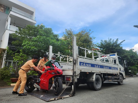 Ngọc Trinh bị Phòng CSGT phạt vì chạy mô tô có biển số 'đút gầm' - Ảnh 1. Xe Ducati của Ngọc Trinh bị tạm giữ vì hành vi chạy trên cầu Ba Son có biển số "đút gầm" và không có bằng lái xe - Ảnh: PC08