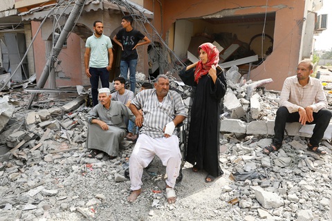 Người Palestine ở phía Nam dải Gaza đang quan sát lực lượng cứu hộ tìm kiếm người mắc kẹt trong đống đổ nát sau cuộc không kích đáp trả của Israel, ngày 8-10 - Ảnh: REUTERS Người Palestine ở phía nam dải Gaza đang quan sát lực lượng cứu hộ tìm kiếm người mắc kẹt trong đống đổ nát sau cuộc không kích đáp trả của Israel, ngày 8-10 - Ảnh: REUTERS