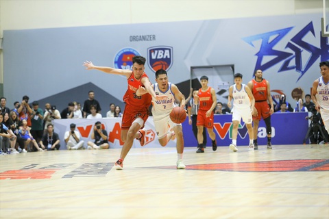 Cầu thủ Việt áp đảo ở hạng mục cảm xúc nhất tại VBA Awards 2023 - Ảnh 3. Nguyễn Tiến Dương (phải) dẫn bóng phản công tại VBA 2023 - Ảnh: VBA