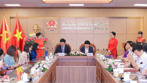Ông Nguyễn Thanh Đề, Vụ trưởng Vụ Giáo dục thể chất và ông Lý Minh Tuấn, Giám đốc Quỹ Thiện Tâm ký kết thỏa thuận hợp tác. Ảnh: Đ.H Ông Nguyễn Thanh Đề, Vụ trưởng Vụ Giáo dục thể chất và ông Lý Minh Tuấn, Giám đốc Quỹ Thiện Tâm ký kết thỏa thuận hợp tác. Ảnh: Đ.H.