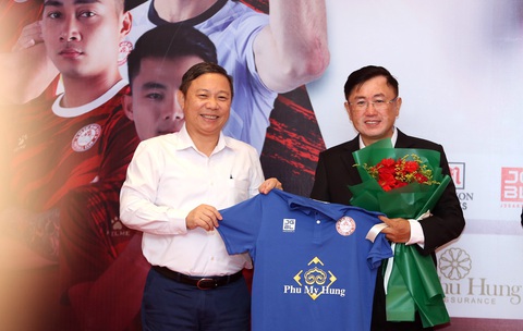 CLB TP.HCM tự tin đặt chỉ tiêu tốp 5 ở V-League 2023-2024 - Ảnh 2. Phó chủ tịch UBND TP.HCM Dương Anh Đức cùng nhà tài trợ chính Phú Mỹ Hưng - Ảnh: CAO TOÀN
