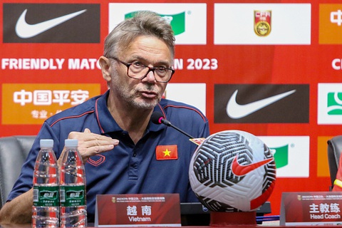 HLV Philippe Troussier cho biết trình độ giữa tuyển Trung Quốc và tuyển Việt Nam không quá chênh lệch - Ảnh: VFF HLV Philippe Troussier cho biết trình độ giữa tuyển Trung Quốc và tuyển Việt Nam không quá chênh lệch - Ảnh: VFF