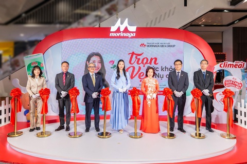 Sự kiện tôn vinh phụ nữ Việt Nam của Tập đoàn Morinaga Milk - Ảnh 1. Tập đoàn Morinaga Milk đánh giá Việt Nam là một trong những thị trường quan trọng nhất, theo ông Yanagida (thứ ba từ trái sang)