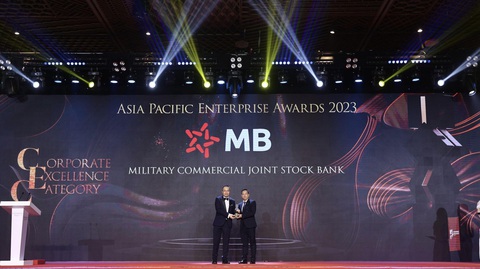 MB ‘thắng lớn’ các giải thưởng trong nước và quốc tế - Ảnh 1. Đại diện MB nhận giải thưởng Doanh nghiệp xuất sắc châu Á 2023