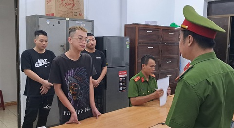 Đại diện Cơ quan cảnh sát điều tra Công an tỉnh Phú Yên tống đạt các quyết định tố tụng đối với nhóm bị can cho vay lãi nặng vừa bị khởi tố - Ảnh công an cung cấp Đại diện Cơ quan cảnh sát điều tra Công an tỉnh Phú Yên tống đạt các quyết định tố tụng đối với nhóm bị can cho vay lãi nặng vừa bị khởi tố - Ảnh công an cung cấp