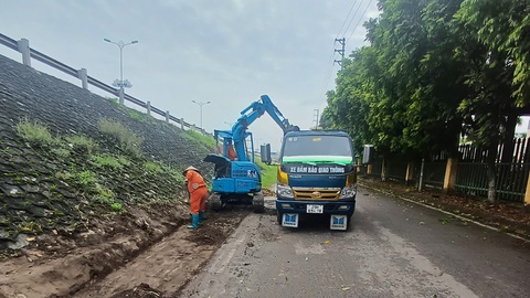Tăng cường bảo dưỡng thường xuyên trên quốc lộ 2 - Ảnh 1. Công nhân và máy móc tham gia bảo dưỡng thường xuyên trên quốc lộ 2