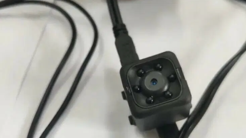 Cụ bà 73 tuổi lắp camera giấu kín để quay lén khách thuê nam - Ảnh 1. Hành động quay lén khiến nhiều người bức xúc.