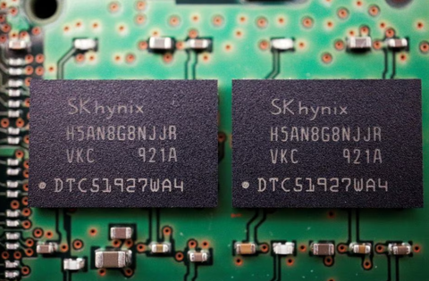 Mỹ cho phép nhà máy tại Trung Quốc của Samsung và SK nhập khẩu thiết bị sản xuất chip - Ảnh 1. Sản phẩm chip của SK hynix - Ảnh: REUTERS