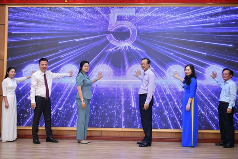 Ban tổ chức ấn nút phát động cuộc thi viết “Những kỷ niệm sâu sắc về thầy cô và mái trường” năm 2023