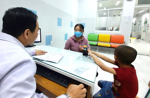 Phụ huynh đưa con đến phòng khám tâm lý tại Bệnh viện Nhi đồng 2 (TP.HCM) để được các bác sĩ, chuyên viên tâm lý tư vấn thăm khám và điều trị - Ảnh: THU HIẾN Phụ huynh đưa con đến phòng khám tâm lý tại Bệnh viện Nhi đồng 2 (TP.HCM) để được các bác sĩ, chuyên viên tâm lý tư vấn thăm khám và điều trị - Ảnh: THU HIẾN