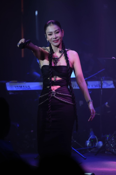 Thu Minh biến show diễn thành lớp luyện thanh cho khán giả - Ảnh 1. Thu Minh khoe nốt cao chót vót, ngẫu hứng mở lớp luyện thanh tại chỗ cho khán giả