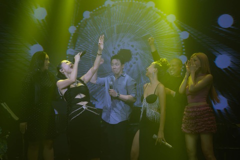 Thu Minh biến show diễn thành lớp luyện thanh cho khán giả - Ảnh 3. Ca sĩ đồng nghiệp phải "há hốc" khi chứng kiến Thu Minh hát những nốt cao vút
