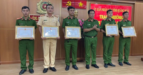 Thưởng nóng công an Quảng Ngãi phá nhanh vụ án bắn nữ lao công - Ảnh 3. 2 tập thể, 12 cá nhân có thành tích xuất sắc trong điều tra, phá nhanh vụ án bắn nữ lao công được khen thưởng - Ảnh: L.H.