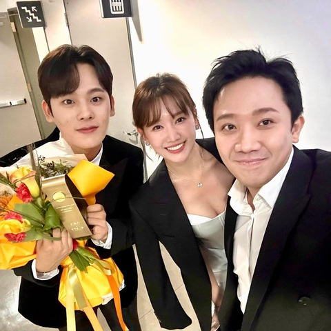 Thùy Tiên, Trấn Thành - Hari gây sốt chụp ảnh chung 'ác nữ' Lim Ji Yeon - Ảnh 3. Vợ chồng Trấn Thành và Lee Jung Ha - sao nam đang được yêu mến với vai siêu anh hùng trong Moving (Đội thiếu niên siêu đẳng). Lee Jung Ha cũng chiến thắng một hạng mục uy tín ở Liên hoan phim Busan năm nay