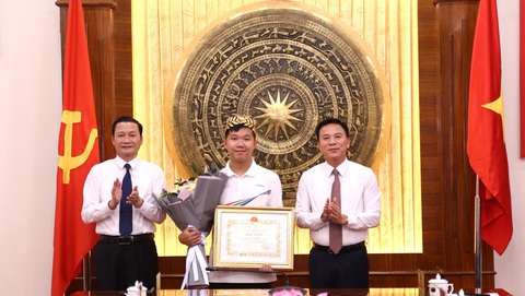 Quán quân Đường lên đỉnh Olympia Lê Xuân Mạnh nhận bằng khen và 200 triệu đồng - Ảnh 1. Lãnh đạo Tỉnh ủy, UBND tỉnh Thanh Hóa trao bằng khen và phần thưởng cho em Lê Xuân Mạnh - Ảnh: HÀ ĐỒNG