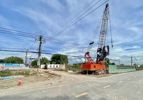 TP.HCM chọn ít nhất một dự án khai thác quỹ đất dọc vành đai 3 - Ảnh 1. Công trường dự án vành đai 3 TP.HCM (đoạn qua xã Tân Thạnh Đông, huyện Củ Chi) - Ảnh: CHÂU TUẤN