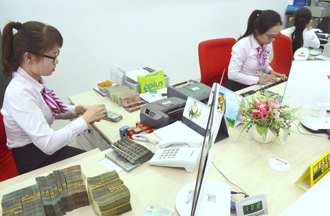 Giao dịch tại một ngân hàng ở TP.HCM - Ảnh: T.T.D. Giao dịch tại một ngân hàng ở TP.HCM - Ảnh: T.T.D.