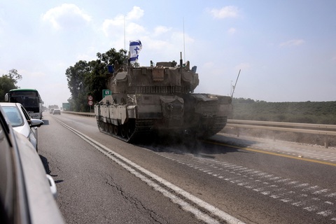 Xe tăng di chuyển gần thành phố Sderot ở miền Nam Israel, ngày 8-10 - Ảnh: REUTERS Xe tăng di chuyển gần thành phố Sderot ở miền Nam Israel, ngày 8-10 - Ảnh: REUTERS