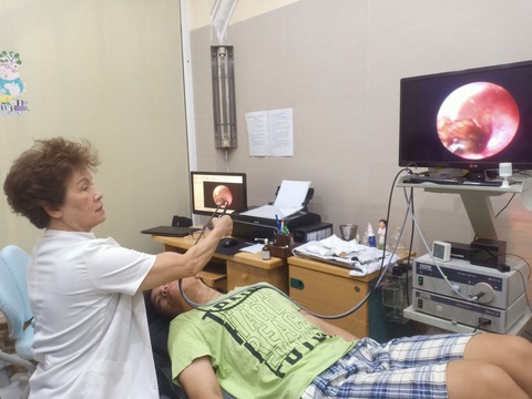 Nhiều người bị viêm mũi do thuốc mà không biết - Ảnh 1. PGS.TS Ngyễn Thị Ngọc Dinh nội soi tai mũi họng cho bệnh nhân - Ảnh: HÀ LINH