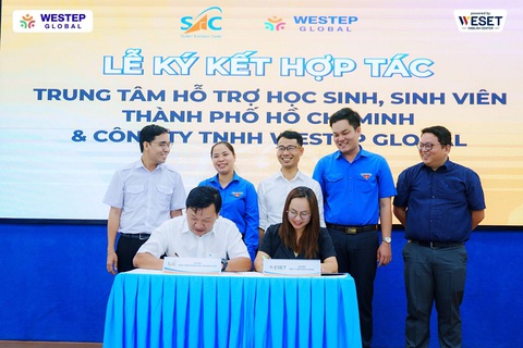 WeStep Global ký kết cùng Trung tâm Hỗ trợ Học sinh, sinh viên TP.HCM - Ảnh 1. Anh Lê Nguyễn Nam - phó giám đốc Trung tâm Hỗ trợ học sinh, sinh viên TP.HCM và chị Phạm Thị Yến Nhi - giám đốc Đối ngoại của WeStep Global ký kết hợp tác