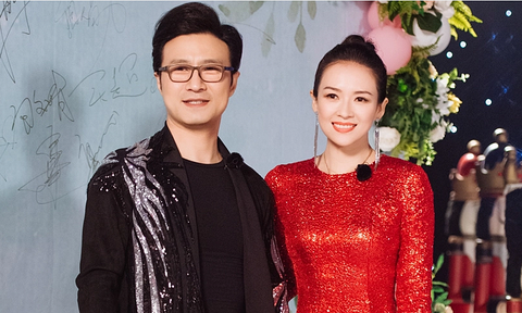 Vì sao Chương Tử Di ngày càng đắt giá sau ly hôn? - Ảnh 1. Chương Tử Di sánh đôi bên chồng cũ Uông Phong - Ảnh: Sina