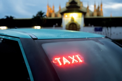 Dàn taxi điện Xanh SM sắp lăn bánh tại Thủ đô Viêng Chăn (Lào). Ảnh: Đ.H Dàn taxi điện Xanh SM sắp lăn bánh tại thủ đô Viêng Chăn (Lào). Ảnh: Đ.H