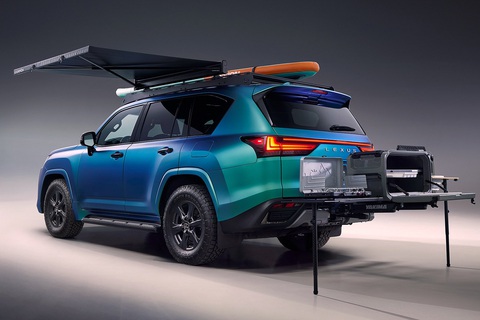 Dàn SUV Lexus khuấy đảo triển lãm xe độ SEMA 2023 - Ảnh 13. Ngoài ra, phiên bản trên được tinh chỉnh nhẹ tản nhiệt trước tông xám mờ, cản trước/sau và cửa sổ được bổ sung ốp chrome đen. Mâm 18 inch được sử dụng kèm lốp 33 inch off-road. Đuôi xe xuất hiện bếp di động với bếp nướng, tủ lạnh cỡ lớn và cả bồn rửa đi kèm - Ảnh: Lexus