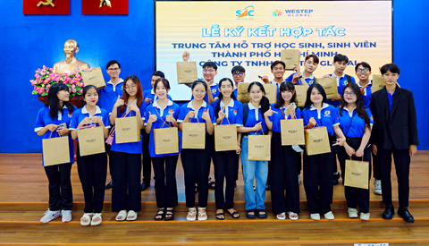 WeStep Global ký kết cùng Trung tâm Hỗ trợ Học sinh, sinh viên TP.HCM - Ảnh 2. Đại diện WeStep Global cùng các bạn học sinh, sinh viên TP.HCM