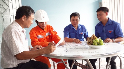 “Ráo riết” vận động tuân thủ hành lang an toàn lưới điện - Ảnh 2. “Ráo riết” vận động tuân thủ hành lang an toàn lưới điện - Ảnh 2.