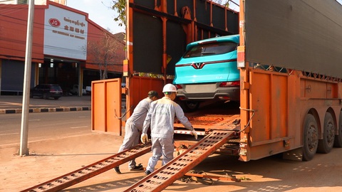 Dàn taxi điện Xanh SM sắp lăn bánh tại Thủ đô Viêng Chăn (Lào). Ảnh: Đ.H Dàn taxi điện Xanh SM sắp lăn bánh tại thủ đô Viêng Chăn (Lào). Ảnh: Đ.H