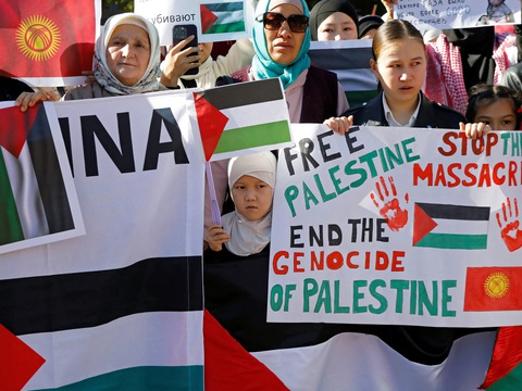 Người dân tại tại thủ đô Bishkek của Kyrgyzstan trong cuộc biểu tình ủng hộ người Palestine ngày 28-10 - Ảnh: REUTERS Người dân tại thủ đô Bishkek của Kyrgyzstan trong cuộc biểu tình ủng hộ người Palestine ngày 28-10 - Ảnh: REUTERS