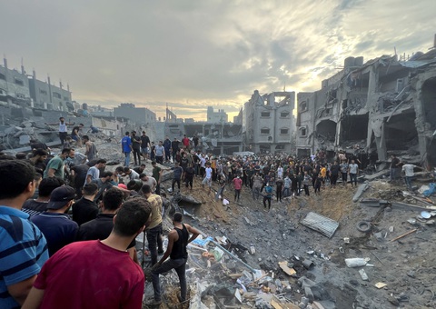 Người Palestine tìm kiếm người thương vong tại trại tị nạn Jabalia ở phía bắc Dải Gaza, nơi bị Israel tấn công vào ngày 31-10 - Ảnh: REUTERS Người Palestine tìm kiếm người thương vong tại trại tị nạn Jabalia ở phía bắc Dải Gaza, nơi bị Israel tấn công vào ngày 31-10 - Ảnh: REUTERS