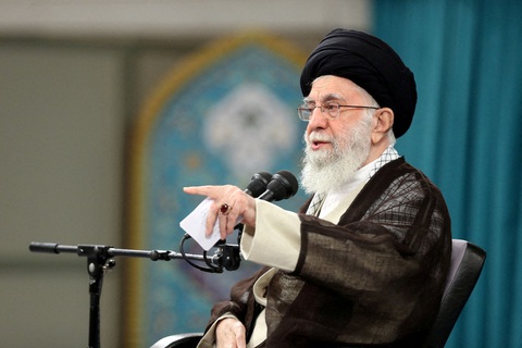 Iran kêu gọi các nước Hồi giáo ngừng xuất dầu, thực phẩm sang Israel - Ảnh 1. Lãnh tụ tối cao Iran Ayatollah Ali Khamenei - Ảnh: REUTERS