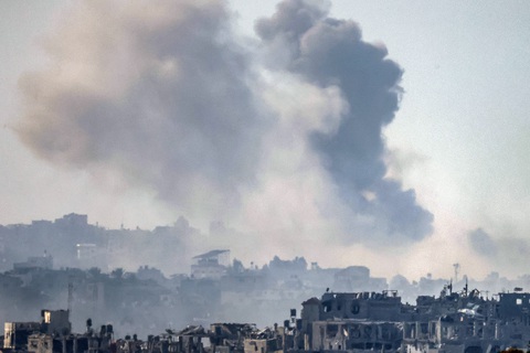 Khói bốc lên từ khu vực bị Israel tấn công ở Gaza ngày 31-10 - Ảnh: REUTERS Khói bốc lên từ khu vực bị Israel tấn công ở Gaza ngày 31-10 - Ảnh: REUTERS