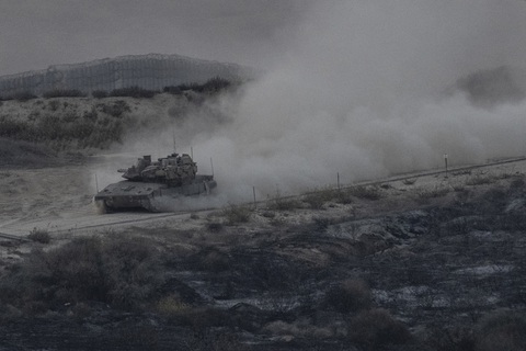 Xe tăng Israel di chuyển gần biên giới với Gaza ngày 31-10 - Ảnh: AFP Xe tăng Israel di chuyển gần biên giới với Gaza ngày 31-10 - Ảnh: AFP