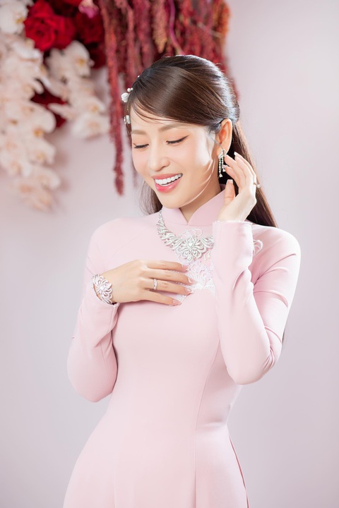 Gin Tuấn Kiệt mang sính lễ 'khủng' đến rước Puka về dinh - Ảnh 6. Cô dâu Puka rạng rỡ trong bộ trang sức có giá trị 'khủng'