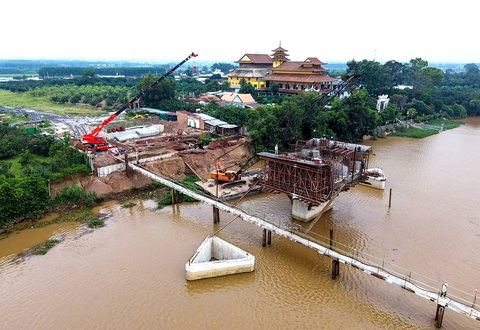 Chạy đua kết nối với sân bay Long Thành - Ảnh 2. Công trường dự án Bạch Đằng 2 bắc qua sông Đồng Nai nối huyện Vĩnh Cửu, tỉnh Đồng Nai và TP Tân Uyên, tỉnh Bình Dương đang được thi công - Ảnh: CHÂU TUẤN