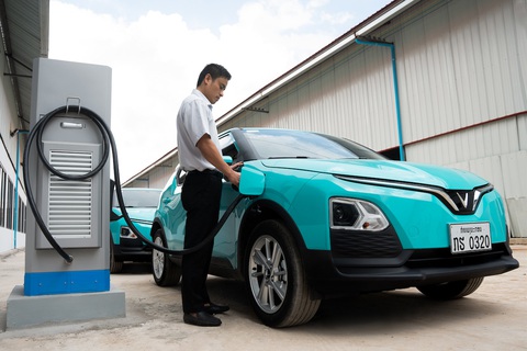 Dàn taxi điện Xanh SM sắp lăn bánh tại Thủ đô Viêng Chăn (Lào). Ảnh: Đ.H Dàn taxi điện Xanh SM sắp lăn bánh tại thủ đô Viêng Chăn (Lào). Ảnh: Đ.H