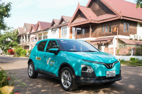 Dàn taxi điện Xanh SM sắp lăn bánh tại Thủ đô Viêng Chăn (Lào). Ảnh: Đ.H Dàn taxi điện Xanh SM sắp lăn bánh tại thủ đô Viêng Chăn (Lào). Ảnh: Đ.H