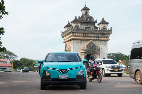 Dàn taxi điện Xanh SM sắp lăn bánh tại Thủ đô Viêng Chăn (Lào). Ảnh: Đ.H Dàn taxi điện Xanh SM sắp lăn bánh tại thủ đô Viêng Chăn (Lào). Ảnh: Đ.H