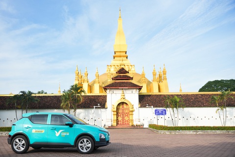 Dàn taxi điện Xanh SM sắp lăn bánh tại Thủ đô Viêng Chăn (Lào). Ảnh: Đ.H Dàn taxi điện Xanh SM sắp lăn bánh tại thủ đô Viêng Chăn (Lào). Ảnh: Đ.H